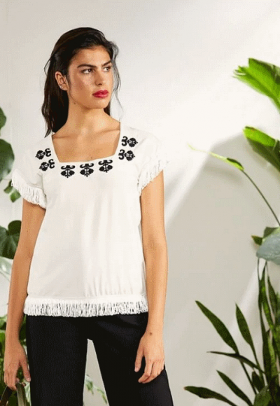 CAMISETA BORDADA FLECOS