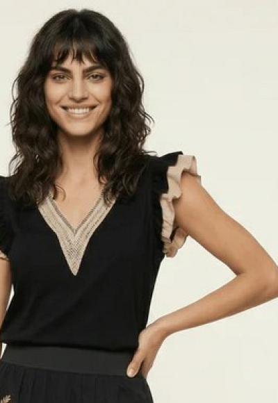 Camiseta negra escote uve